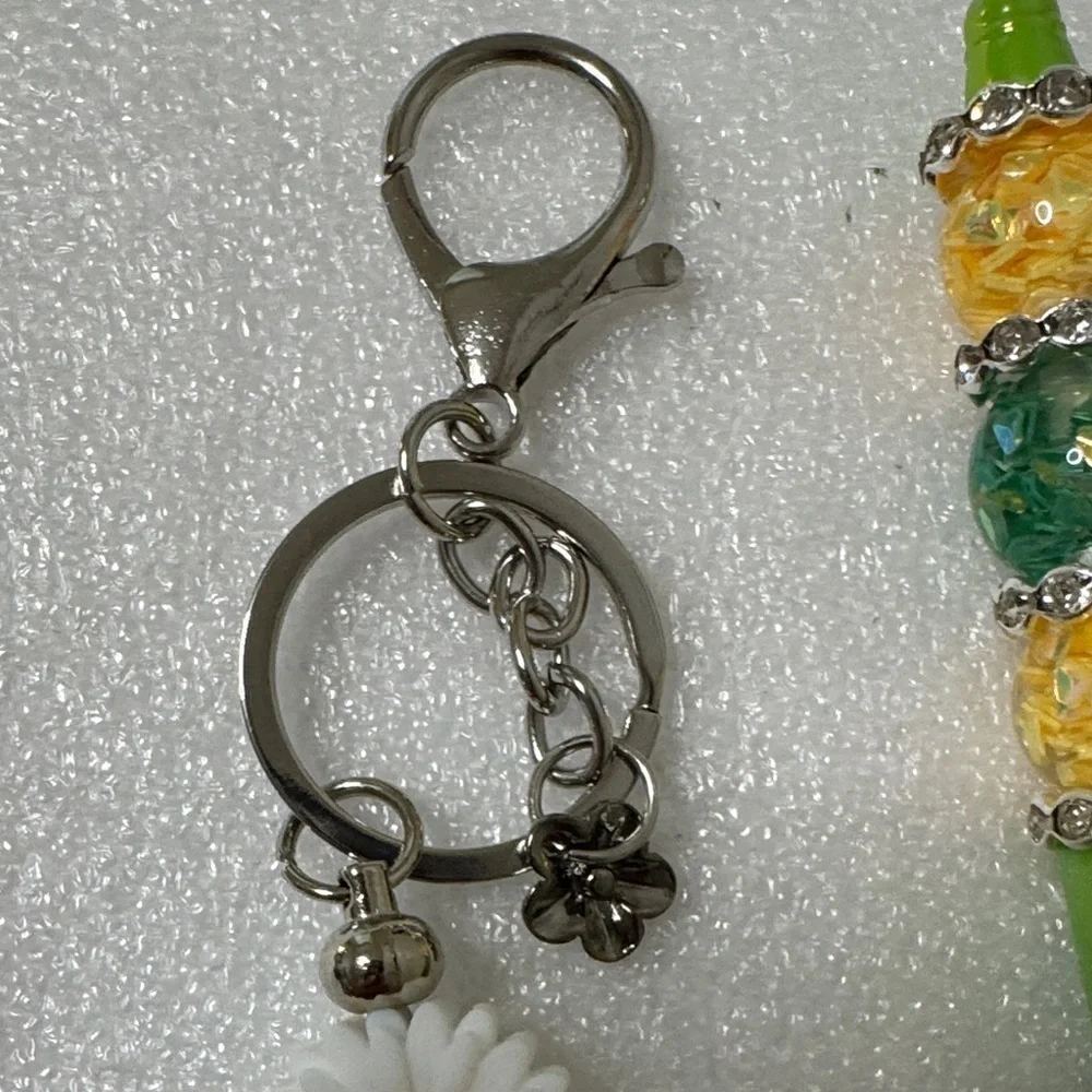 🌼 Daisy Charm Keychain & Beaded Pen Set – 4 Refills Included!